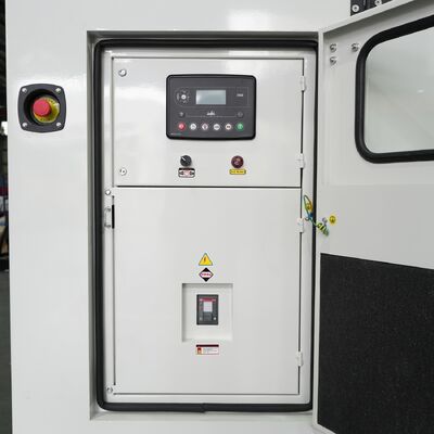 550kW 688KVA Watergekoelde Super Diesel stille generator 50/60HZ Een-/driefasige draagbare generatoren DCEC Cummin